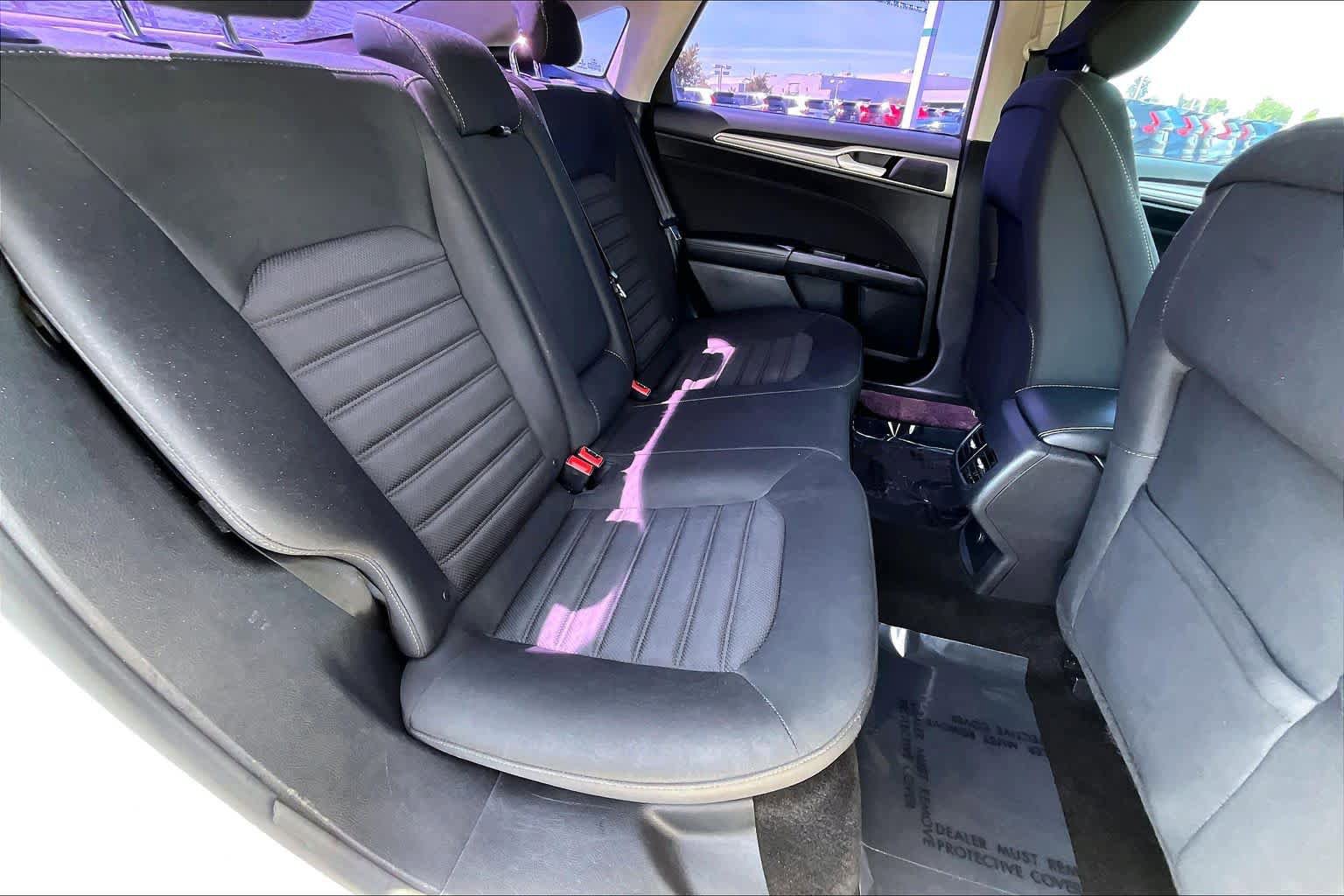 Used 2017 Ford Fusion SE w/ Fusion SE Technology Package FWD image 19