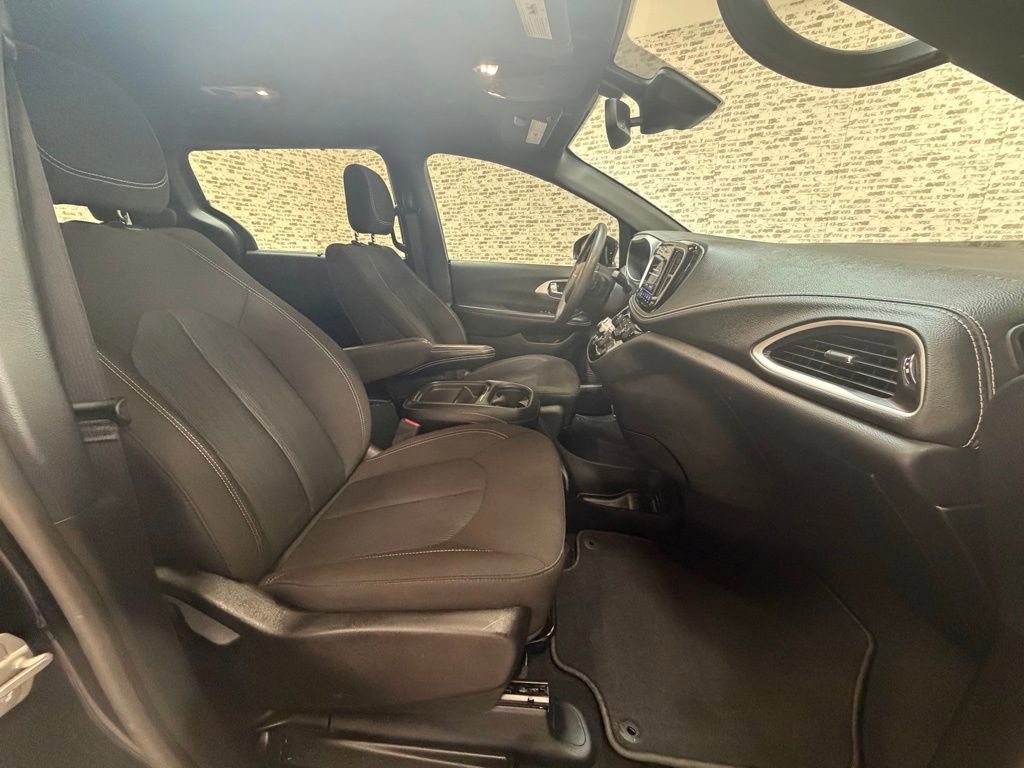 Used 2022 Chrysler Pacifica Touring image 9