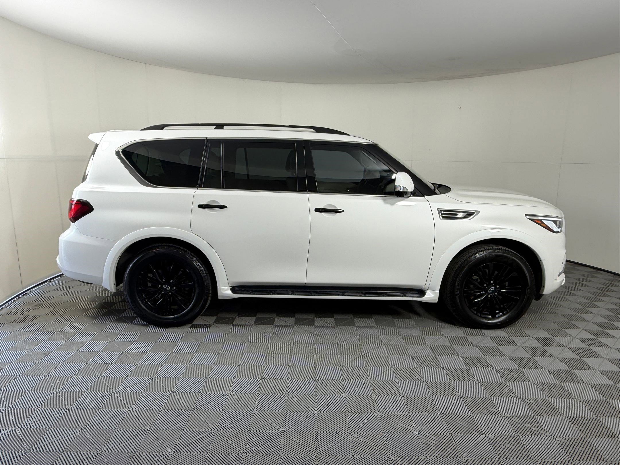 Used 2022 INFINITI QX80 Luxe w/ Cargo Package AWD/4WD image 8