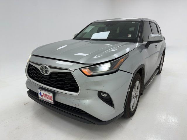 Used 2021 Toyota Highlander LE image 4