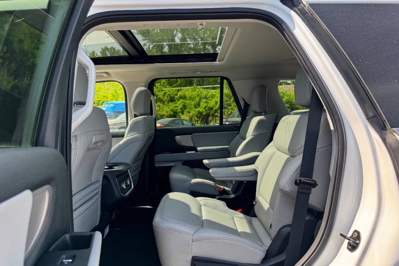Used 2025 Ford Expedition Active AWD/4WD image 23