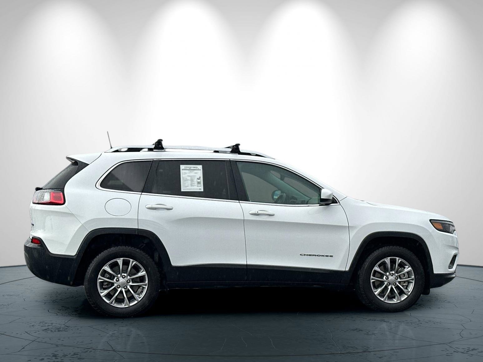 Used 2019 Jeep Cherokee Latitude Plus w/ Comfort/Convenience Group image 3