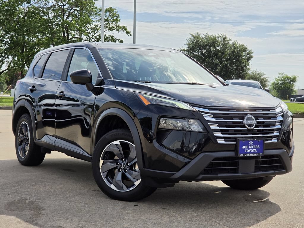 Used 2025 Nissan Rogue SV FWD image 2