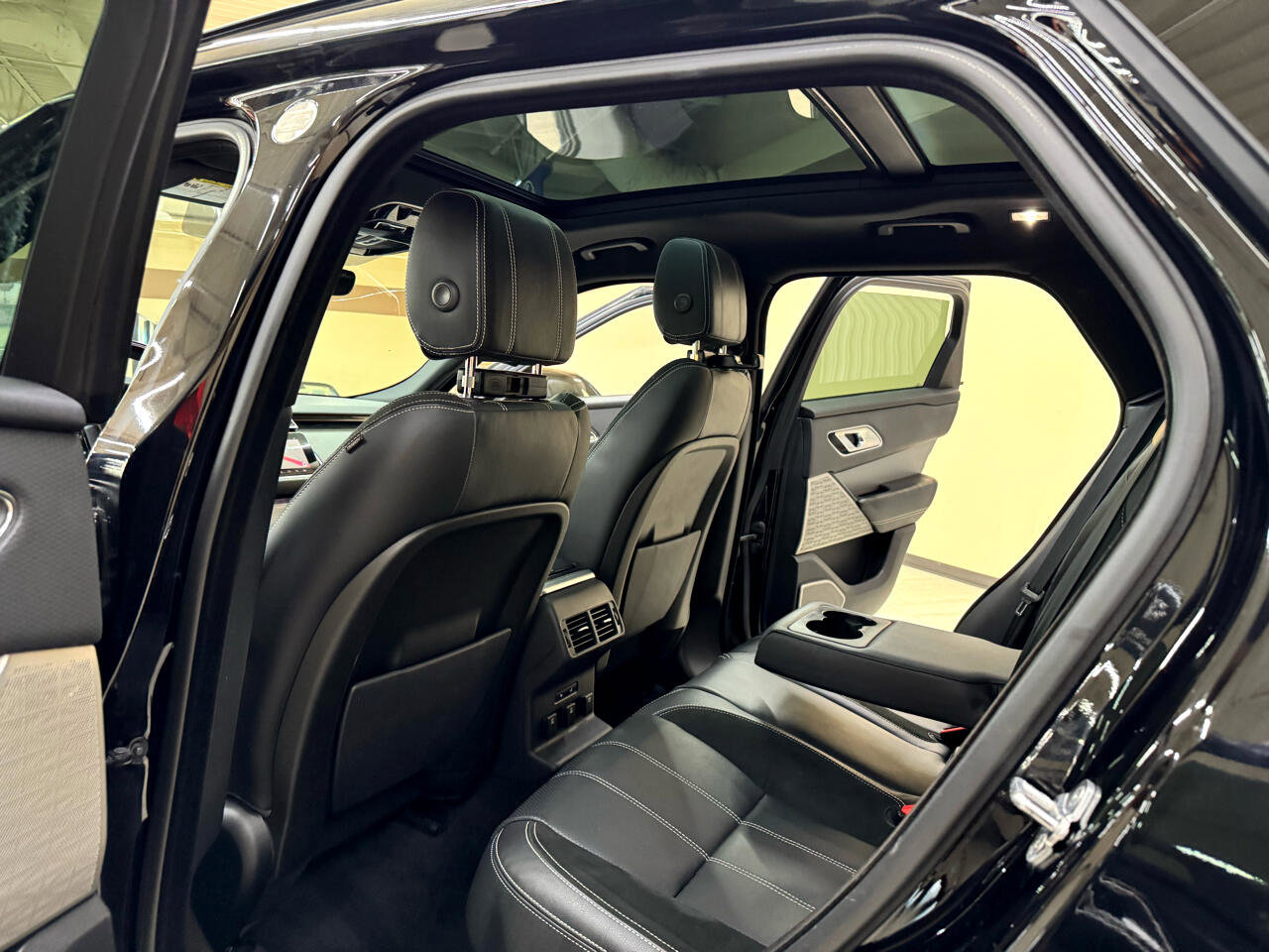 Used 2018 Land Rover Range Rover Velar R-Dynamic SE image 30