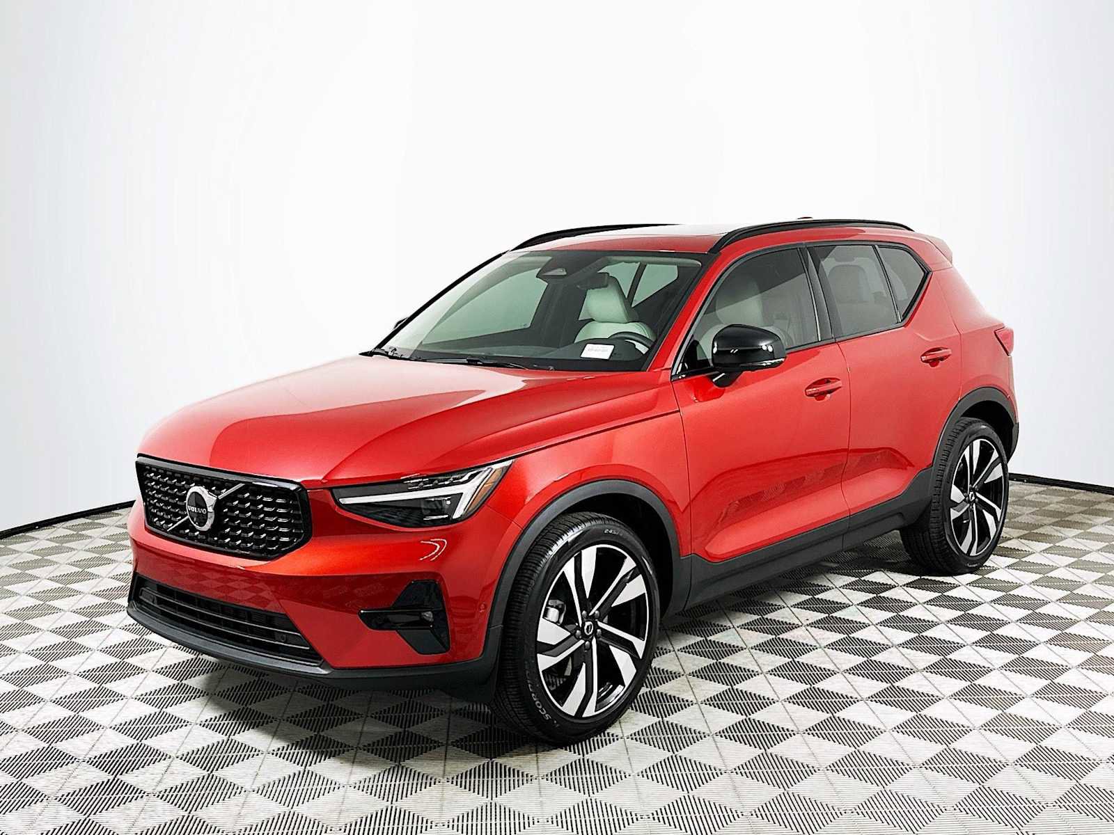 Used 2025 Volvo XC40 B5 Ultra w/ Climate Package AWD/4WD image 3