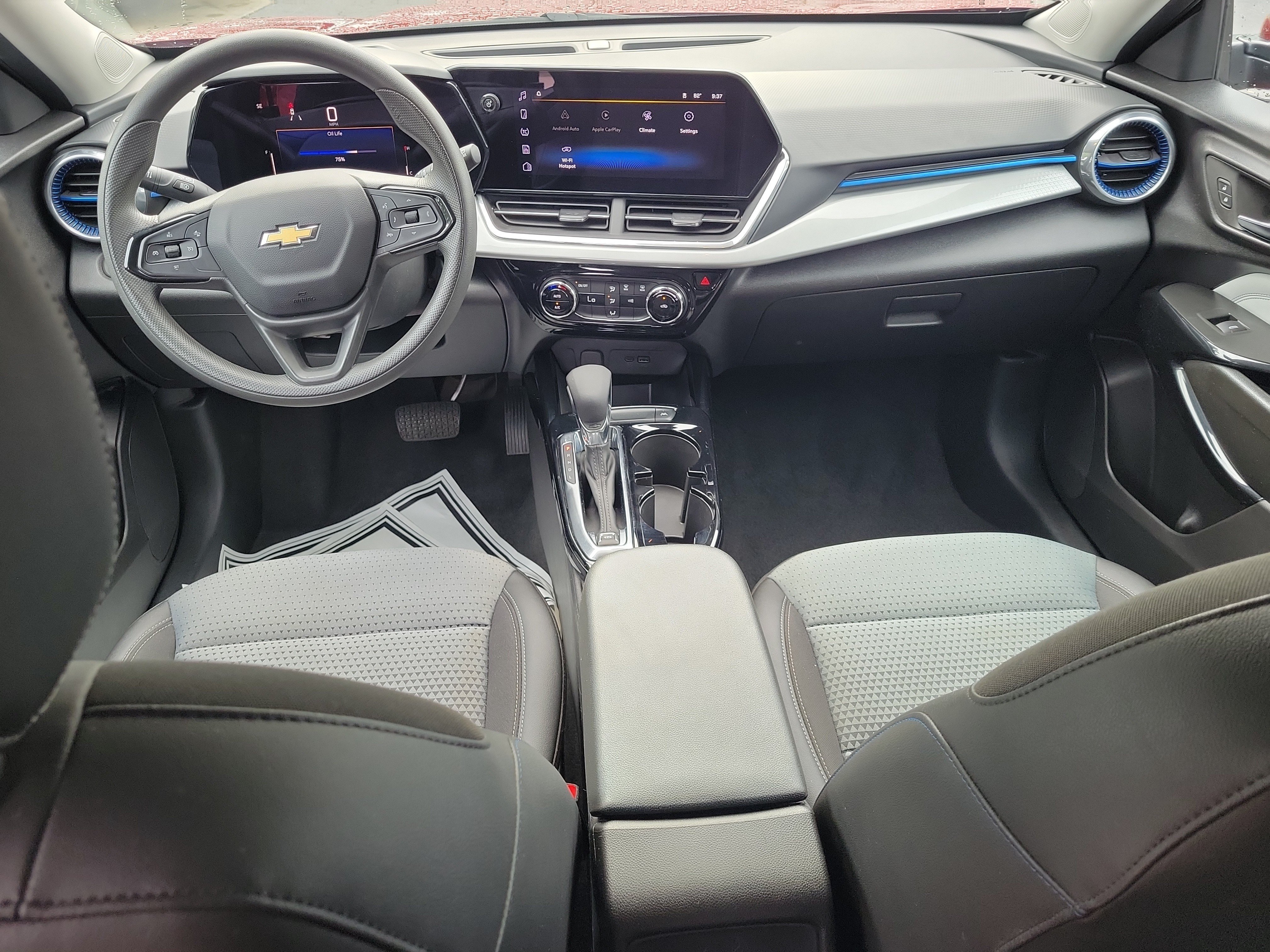 Used 2025 Chevrolet Trax LT FWD image 13