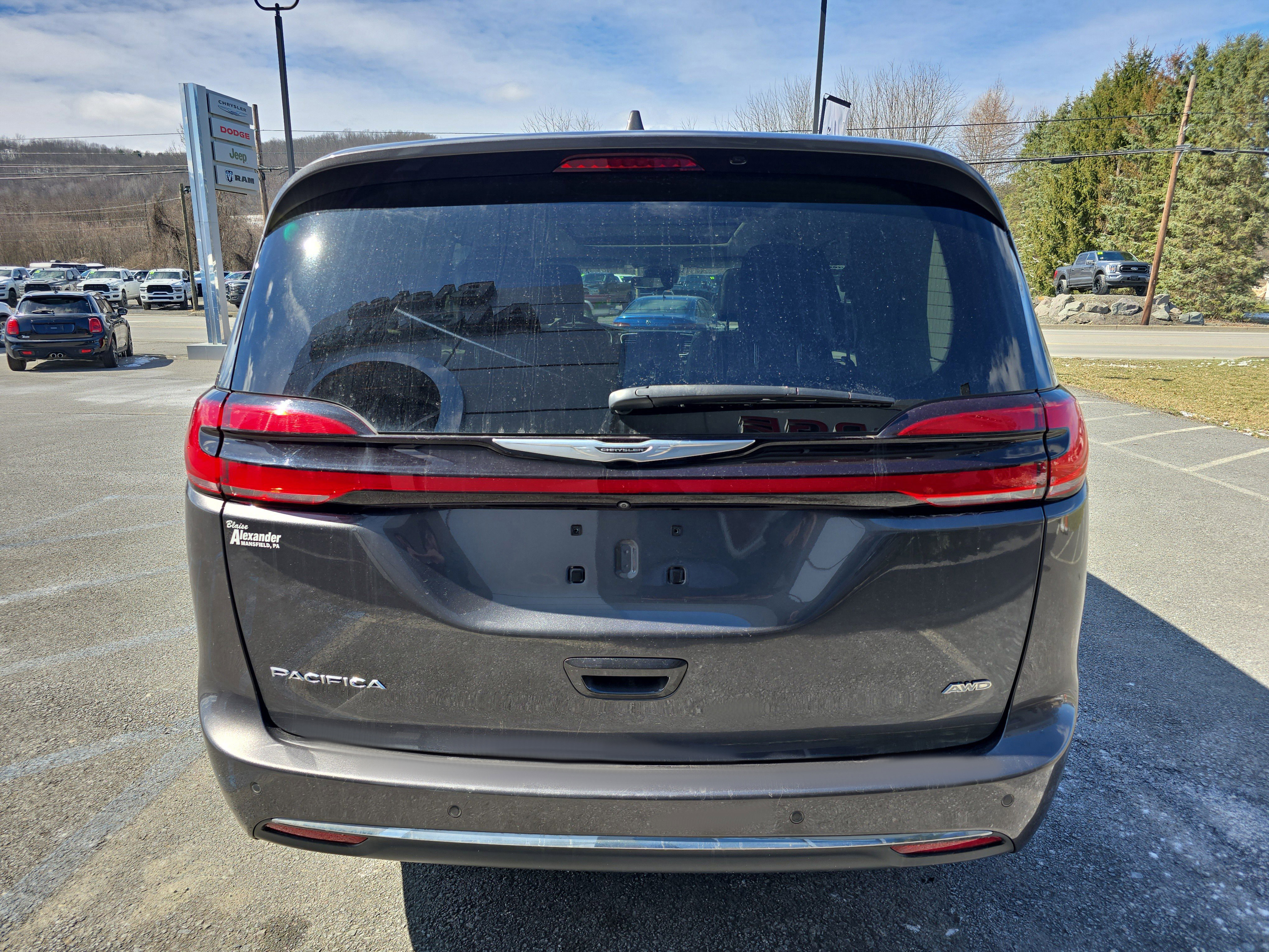 Used 2022 Chrysler Pacifica Touring-L image 4