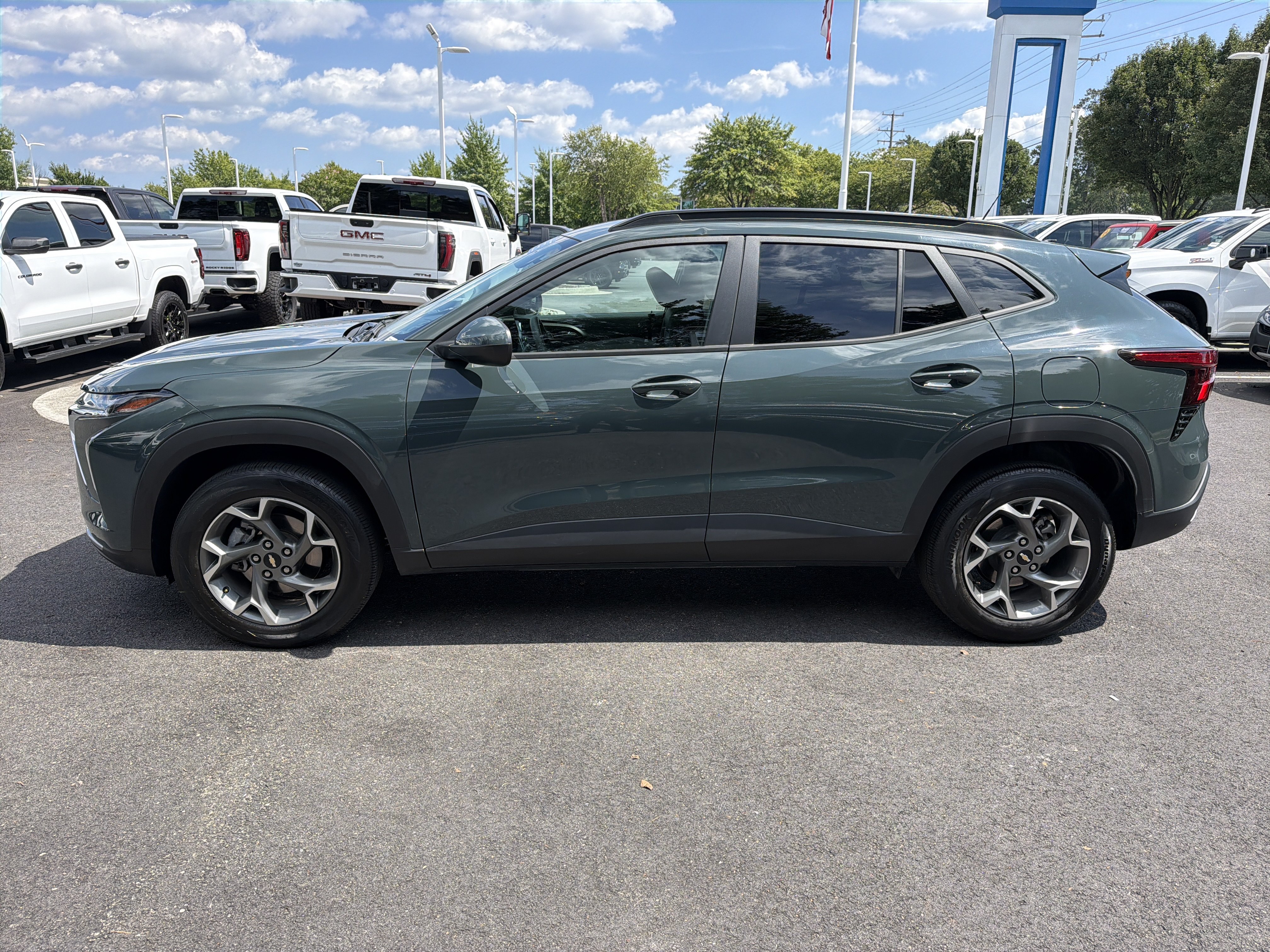 Used 2025 Chevrolet Trax LT FWD image 7