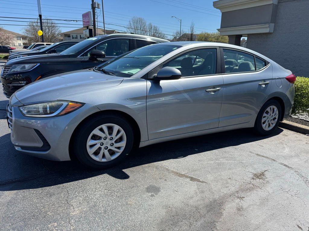 Used 2017 Hyundai Elantra SE image 2