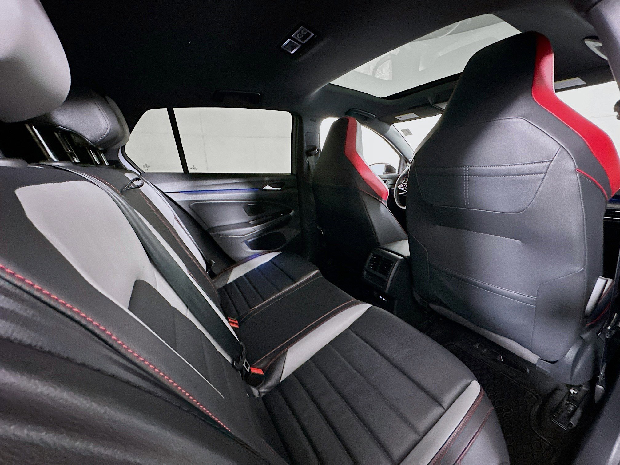 Used 2024 Volkswagen GTI SE w/ SE Leather Seats Package image 28