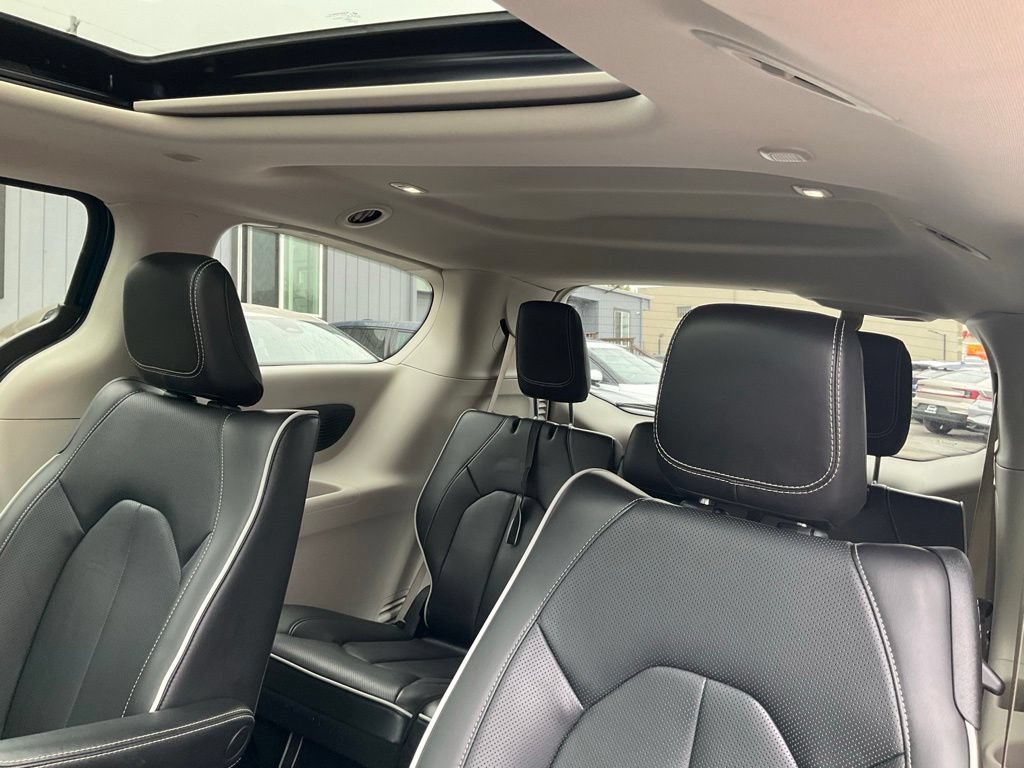 Used 2023 Chrysler Pacifica Limited FWD image 28