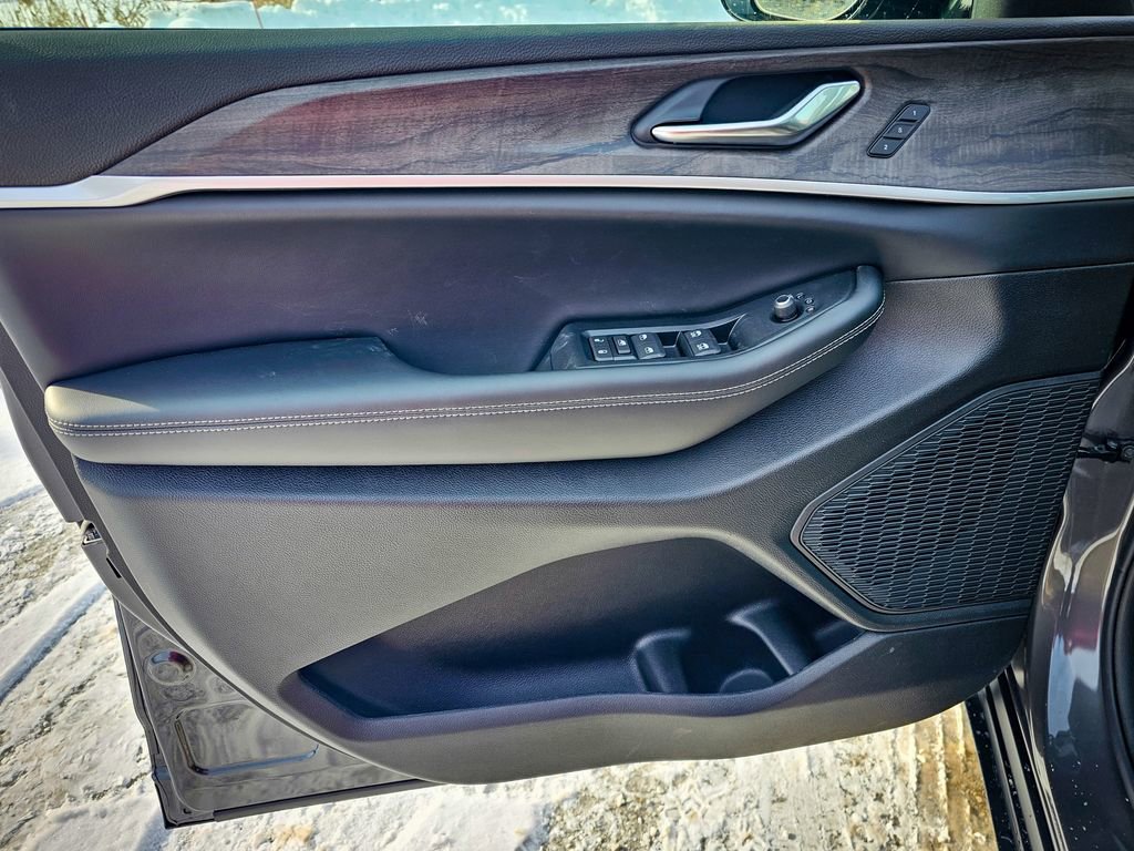 New 2025 Jeep Grand Cherokee L Limited w/ Black Appearance Package image 10