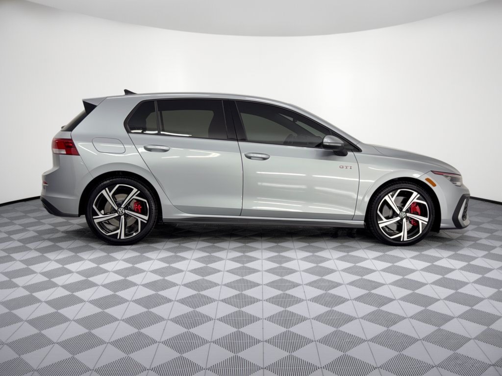 Used 2025 Volkswagen Golf SE FWD image 8
