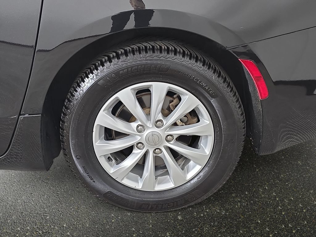 Used 2017 Chrysler Pacifica Touring w/ Tire & Wheel Group FWD image 38