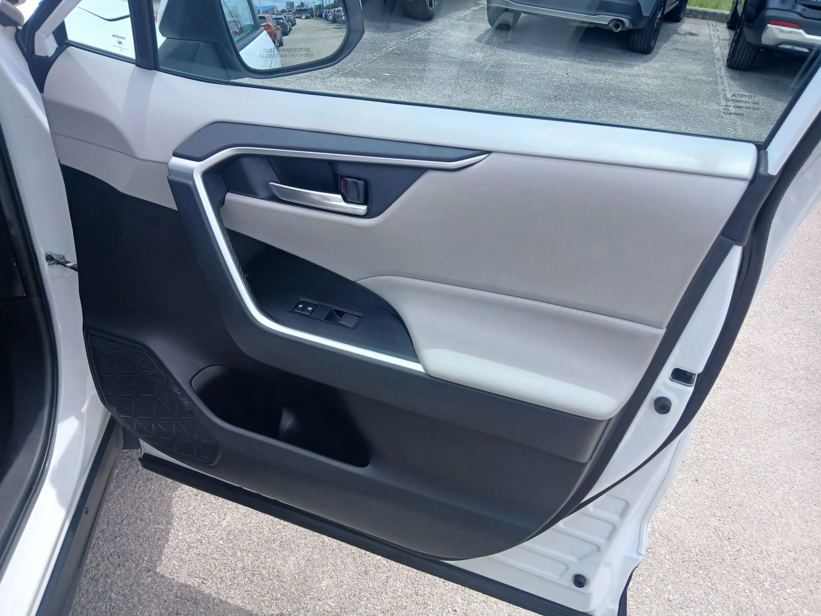 Used 2020 Toyota RAV4 XLE w/ Convenience Package FWD image 18