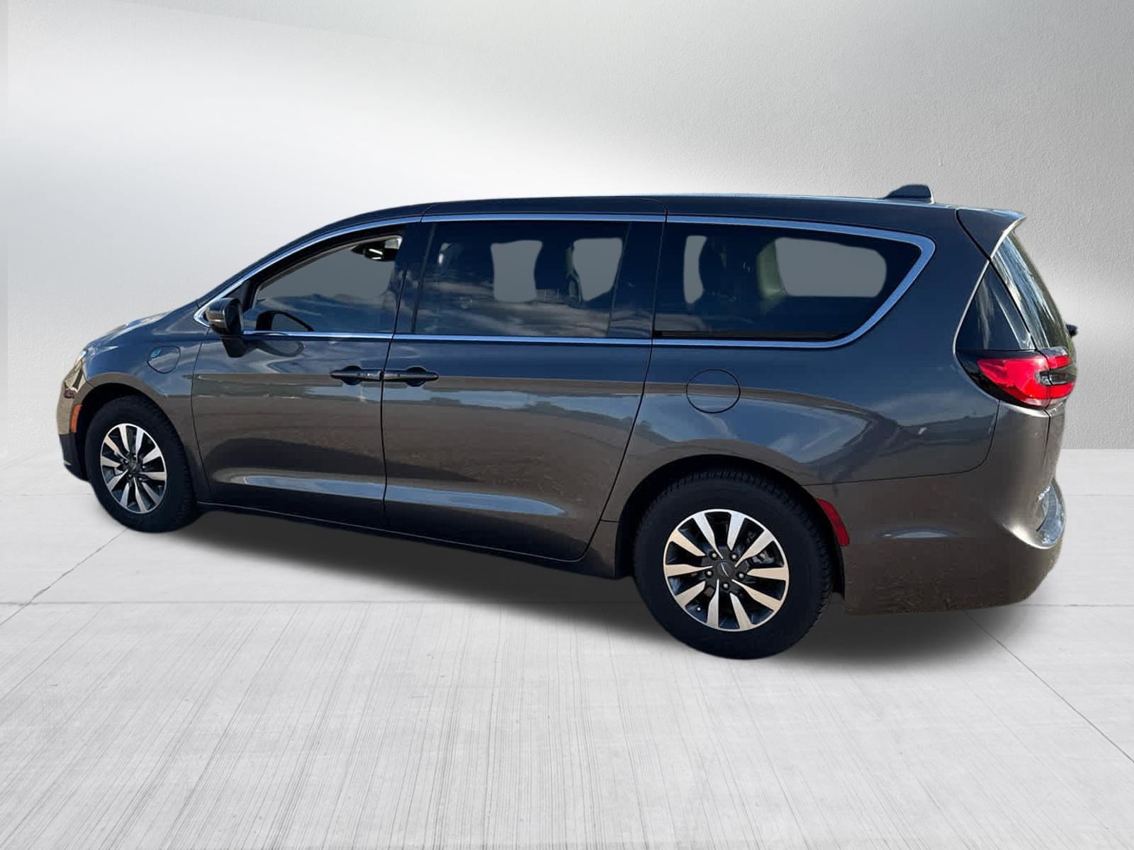Used 2022 Chrysler Pacifica Touring-L FWD image 5