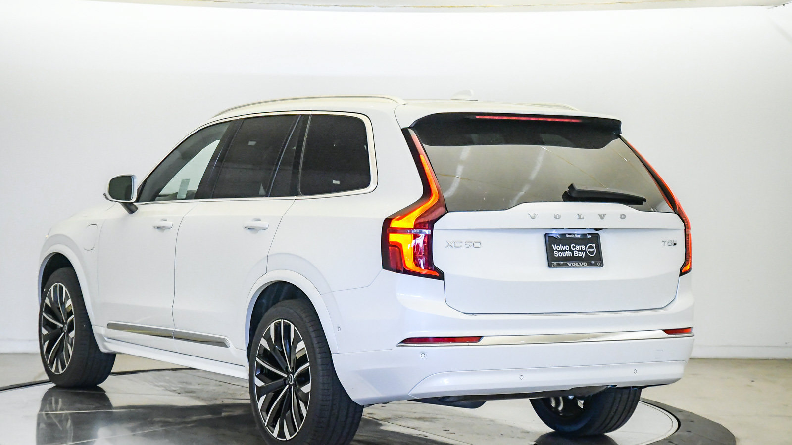 New 2026 Volvo XC90 T8 Plus w/ Protection Package AWD/4WD image 2