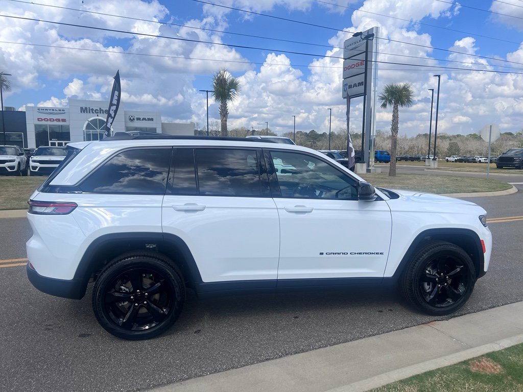 New 2026 Jeep Grand Cherokee Limited w/ Limited Altitude Package RWD image 3
