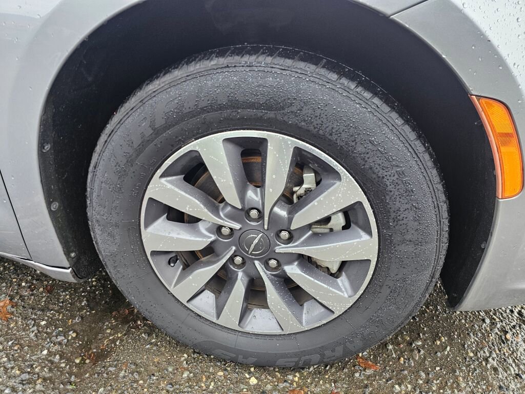 Used 2021 Chrysler Pacifica Touring-L image 9