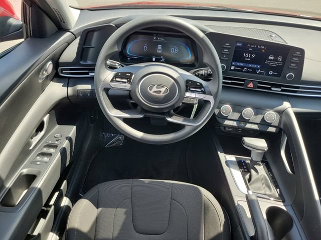 Certified 2025 Hyundai Elantra SE FWD image 8
