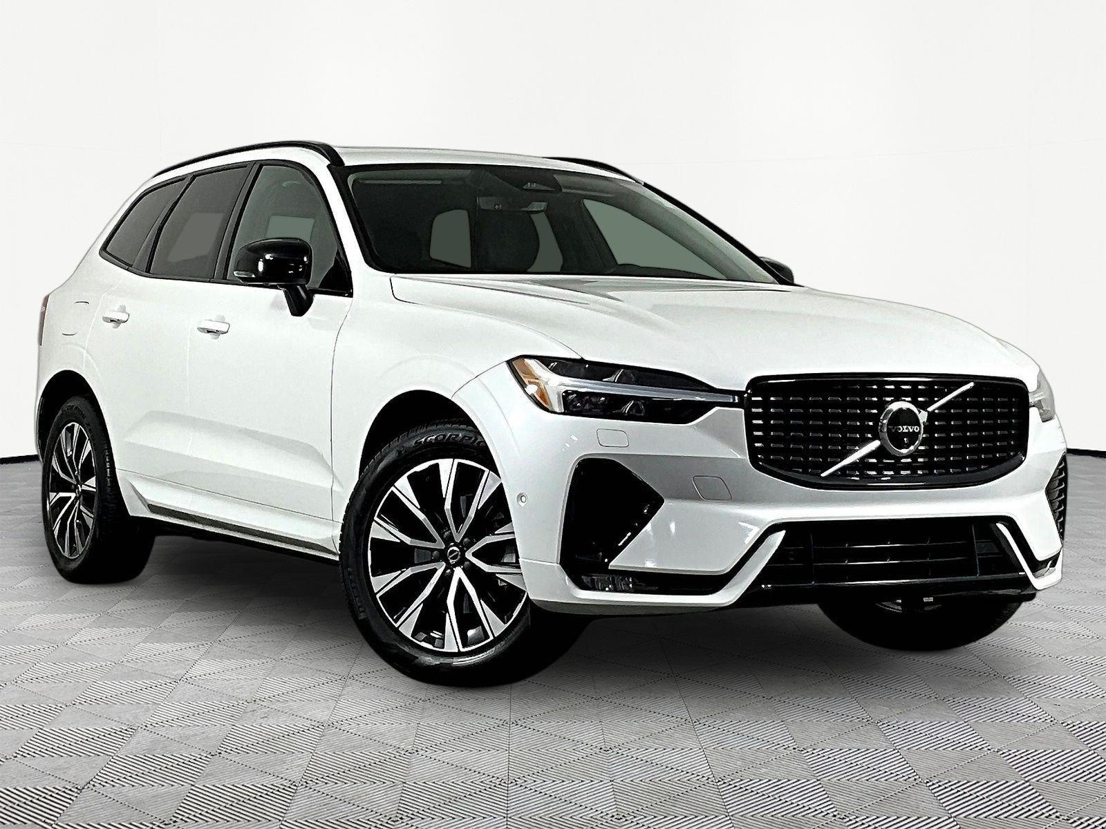 Used 2023 Volvo XC60 B5 Plus AWD/4WD image 3