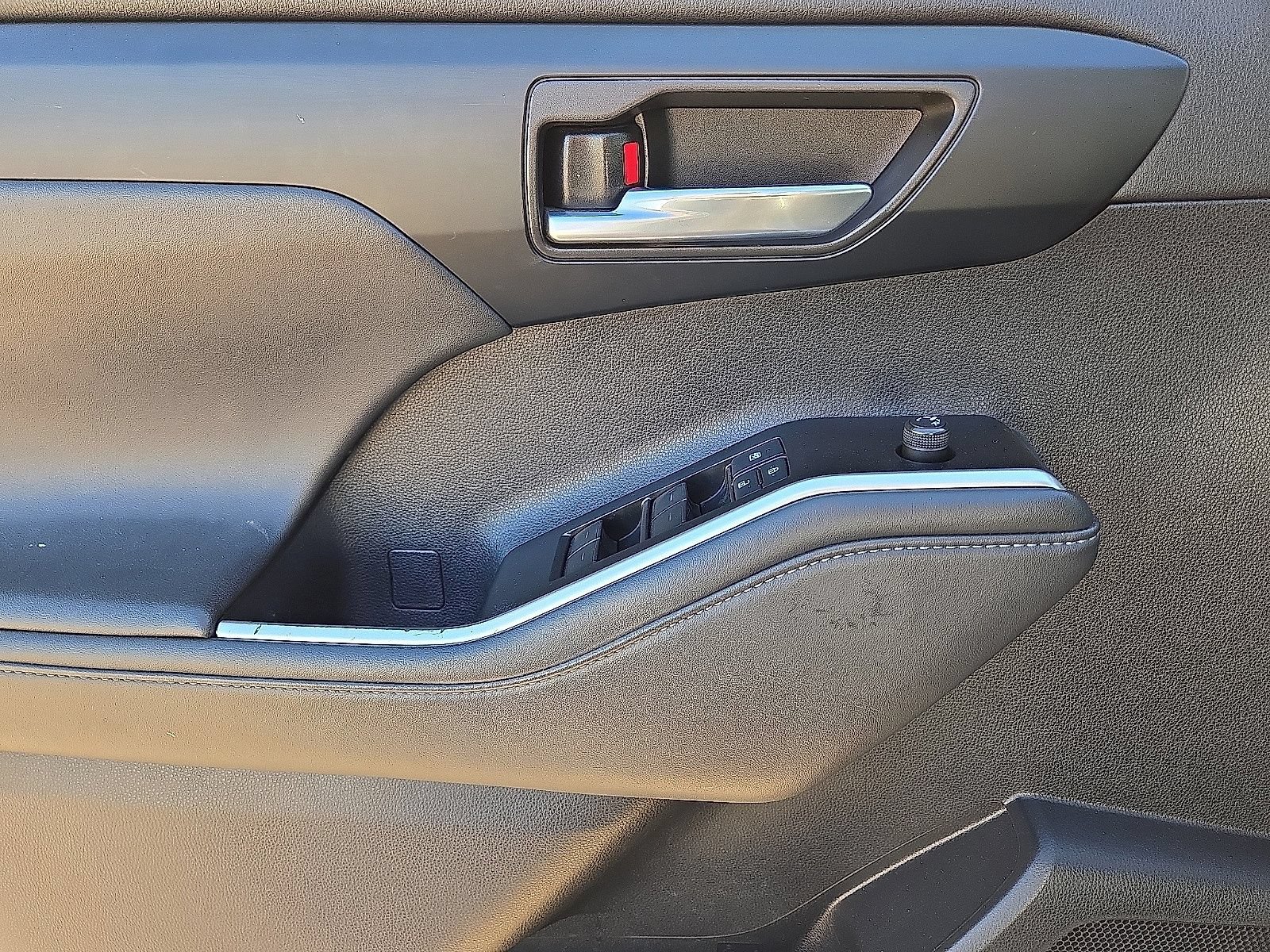 Used 2022 Toyota Highlander XLE AWD/4WD image 21