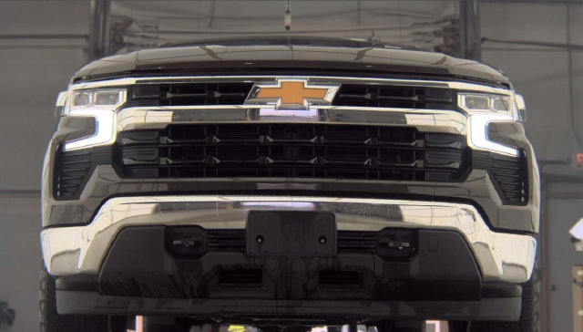 Used 2023 Chevrolet Silverado 1500 LT AWD/4WD image 3