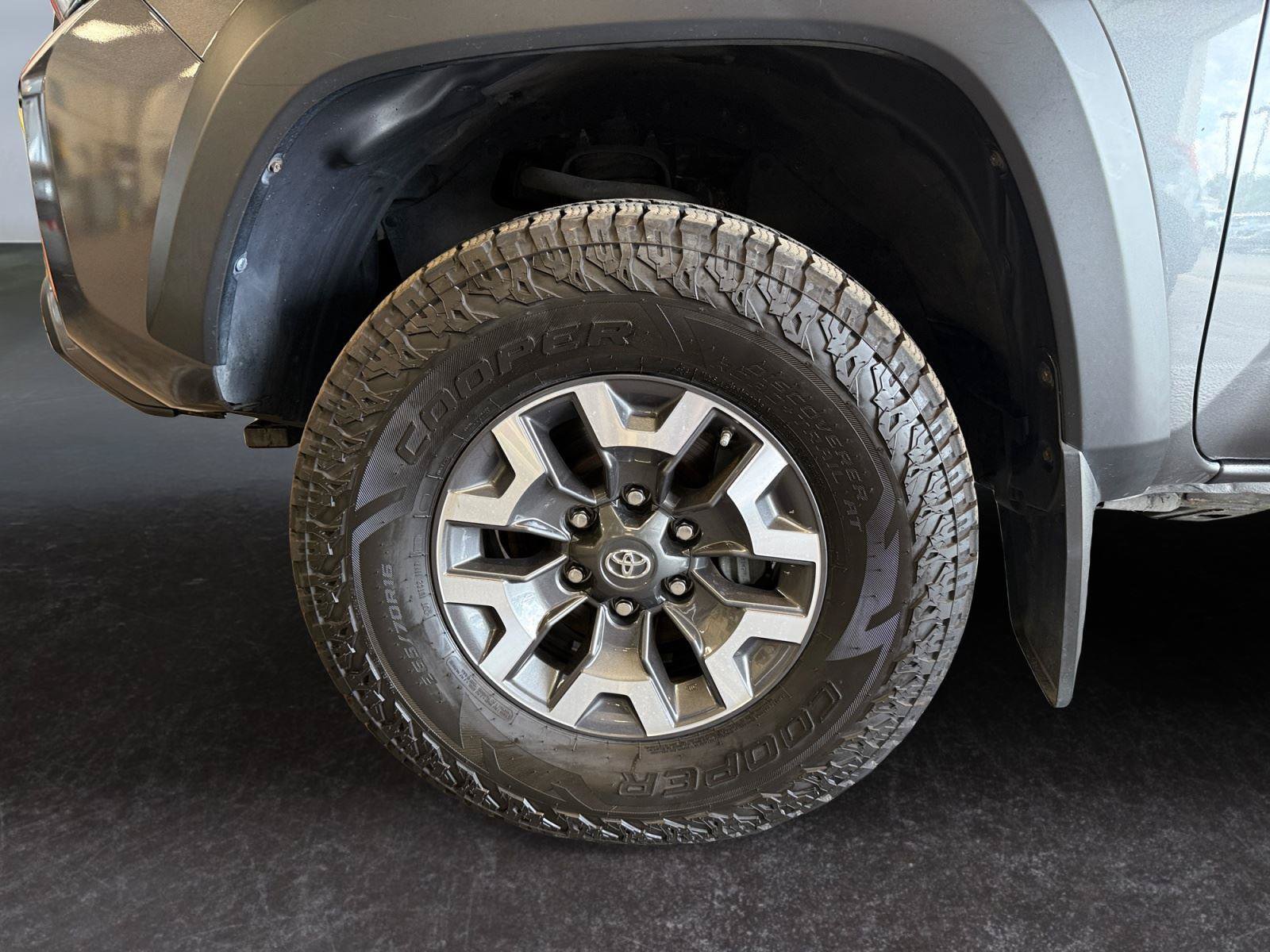 Used 2020 Toyota Tacoma TRD Off-Road w/ TRD Premium Off Road Package AWD/4WD image 15
