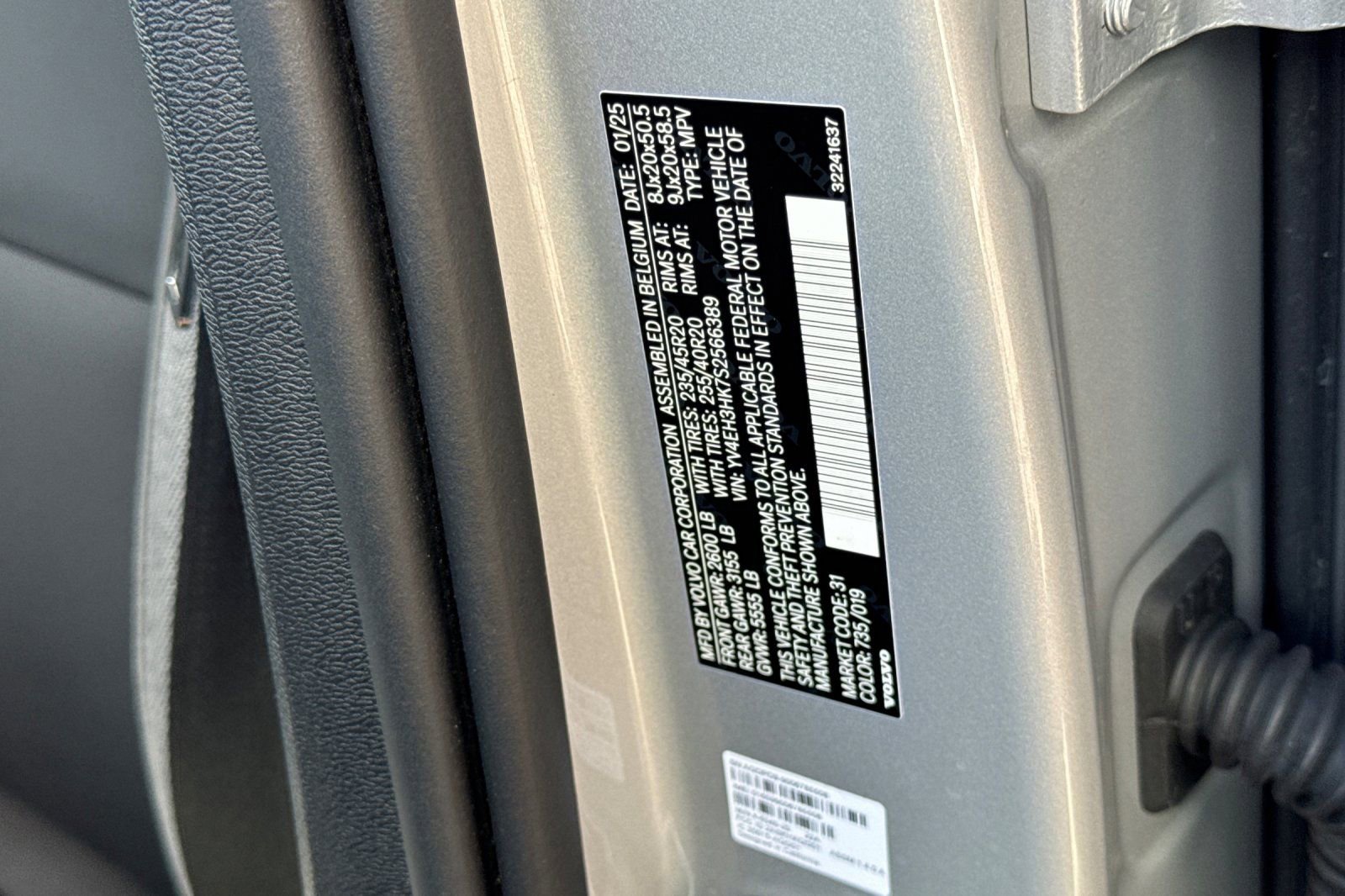 Certified 2025 Volvo EX40 Plus w/ Climate Package RWD image 29