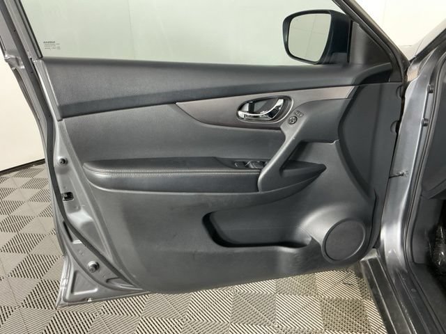 Used 2015 Nissan Rogue S FWD image 11