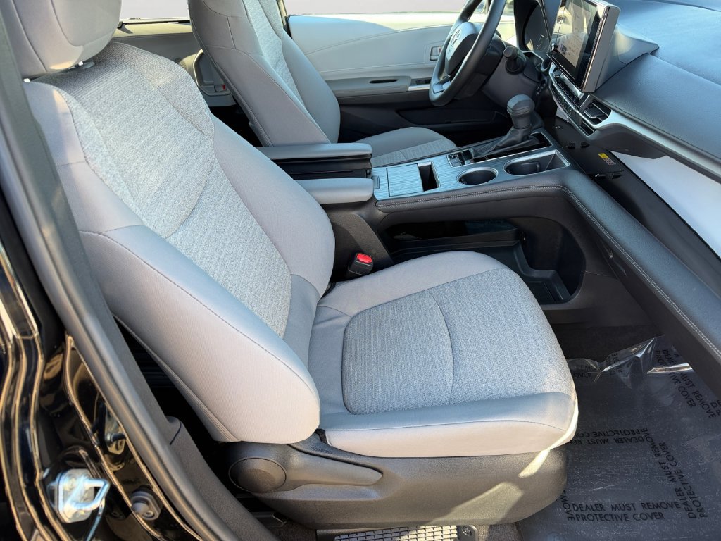 Used 2026 Toyota Sienna LE AWD/4WD image 8