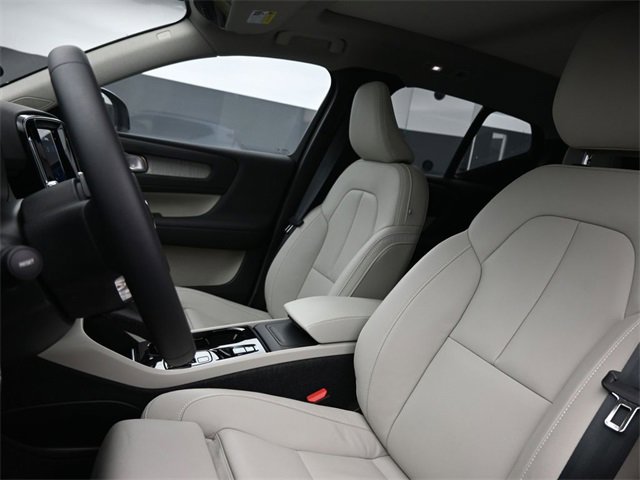 Used 2024 Volvo XC40 B5 Ultimate w/ Protection Package Premier image 9