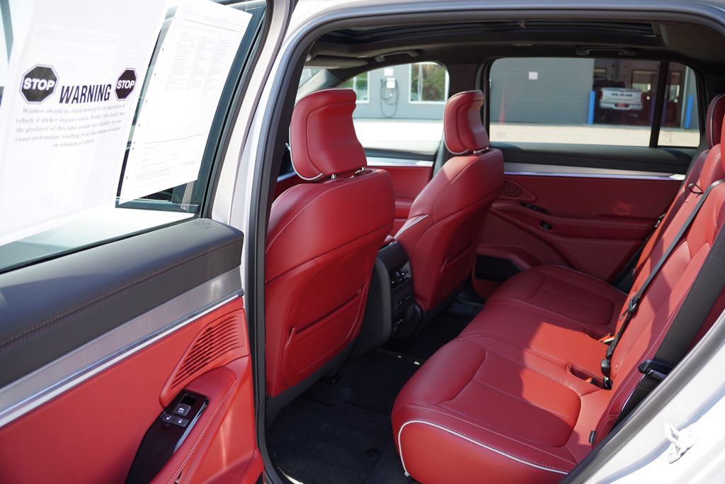 Used 2025 Jeep Wagoneer S Launch Edition w/ Trailer Tow Group AWD/4WD image 16