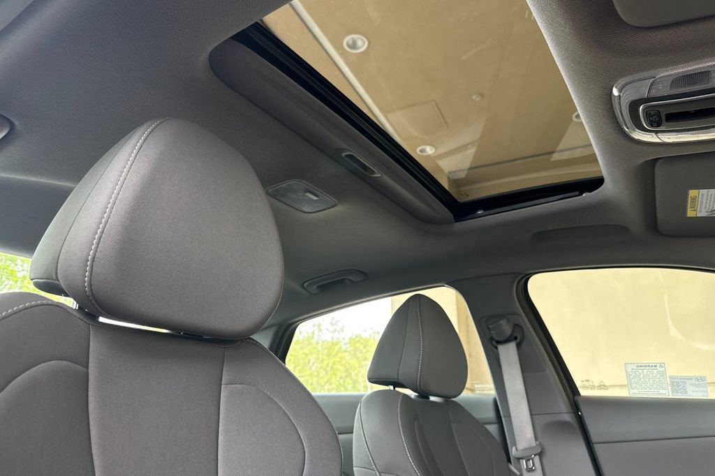 Used 2025 Hyundai Elantra SEL image 14