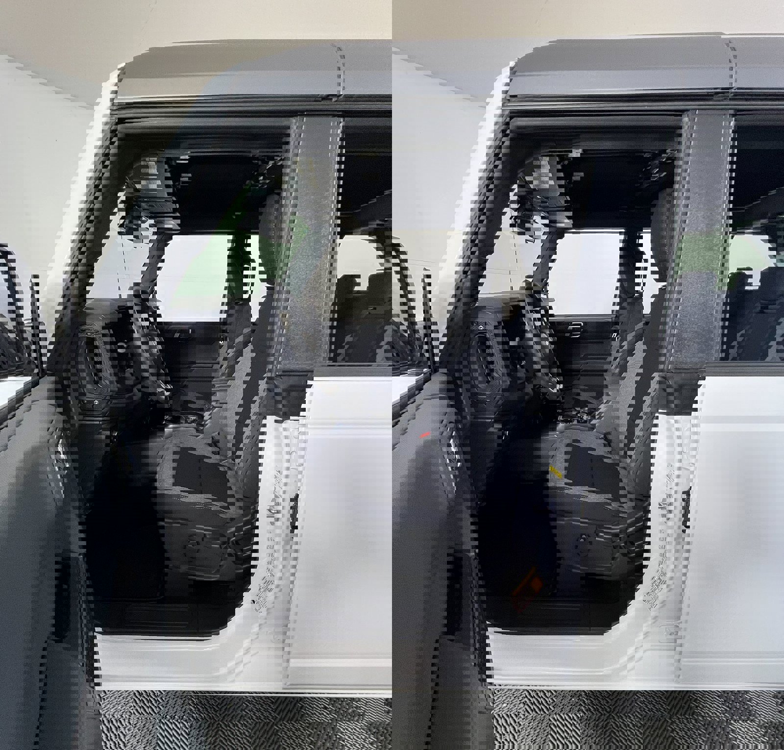 New 2025 Ford Bronco 4-Door image 9