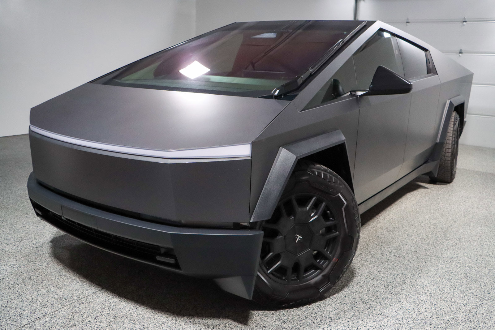 Used 2024 Tesla Cybertruck AWD Crew Cab image 27