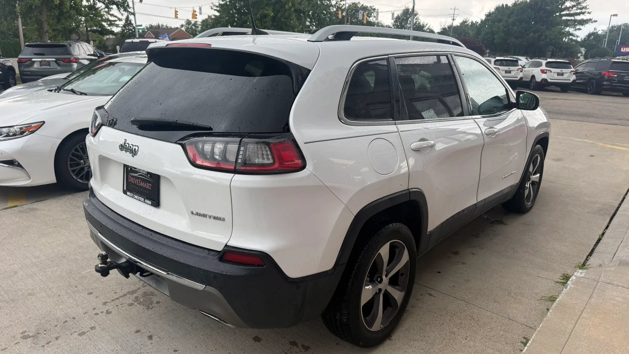 Used 2019 Jeep Cherokee Limited w/ Luxury Group FWD image 3
