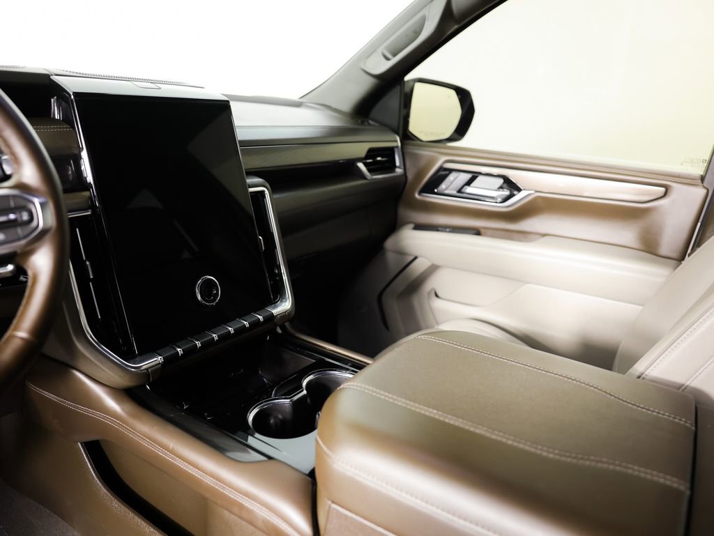 Used 2025 GMC Yukon XL Elevation image 38