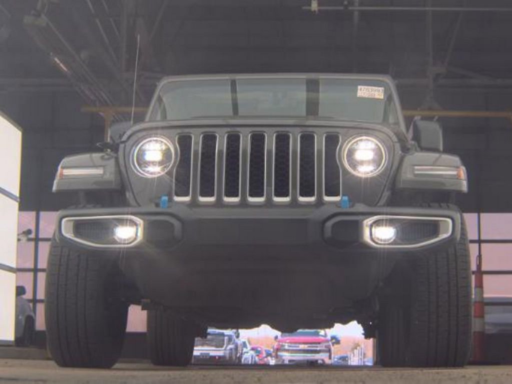 Used 2023 Jeep Wrangler Unlimited Sahara w/ Cold Weather Group AWD/4WD image 3