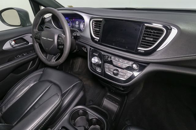 Used 2022 Chrysler Pacifica Touring-L w/ Uconnect Theater Family Group AWD/4WD image 19