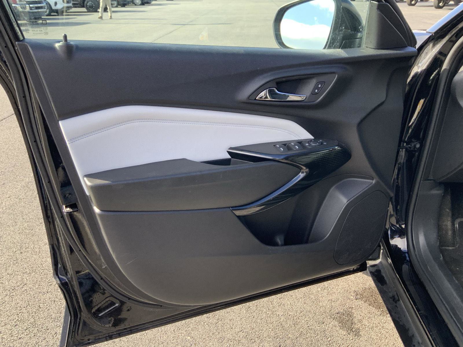 Used 2025 Chevrolet Trax LT FWD image 18