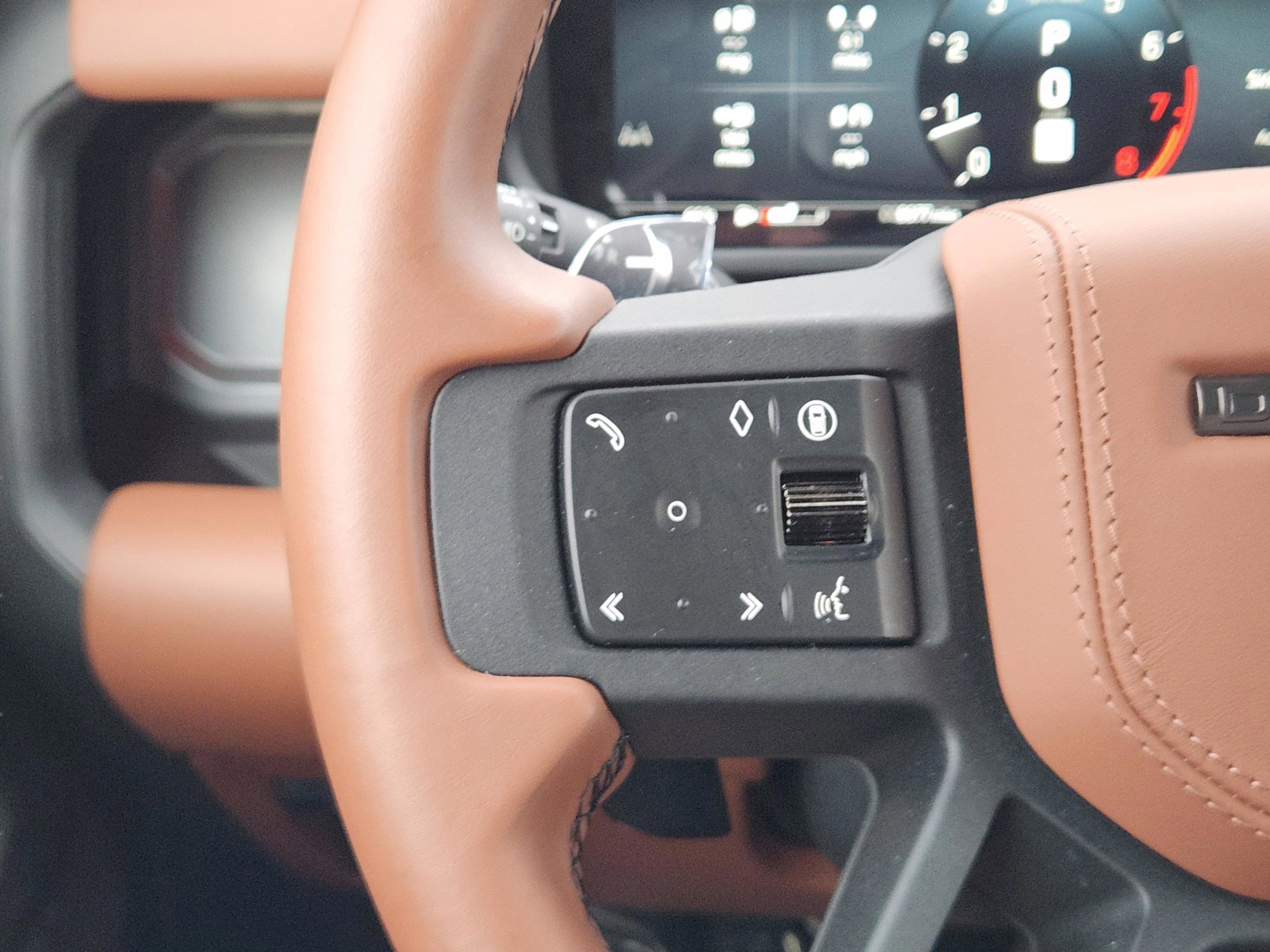 Used 2025 Land Rover Defender 110 image 24