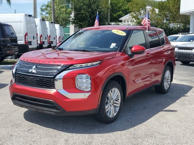 Used 2023 Mitsubishi Outlander ES FWD image 3