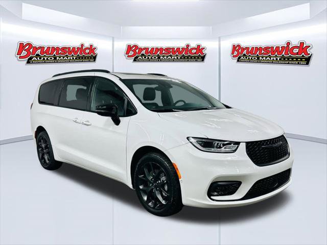 Certified 2023 Chrysler Pacifica Limited w/ S Appearance Package AWD/4WD image 1