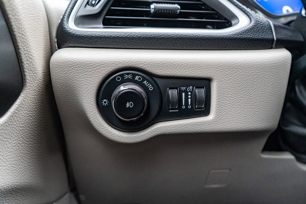 Used 2024 Chrysler Pacifica Select image 24