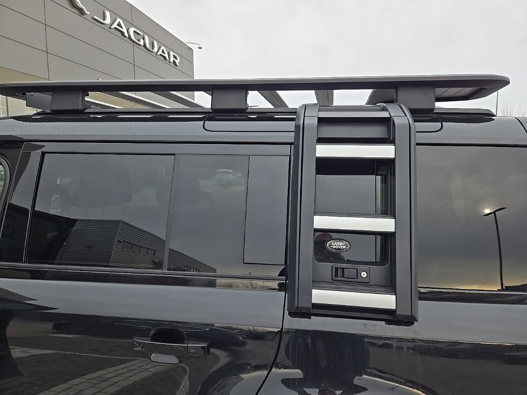 Used 2024 Land Rover Defender 110 X-Dynamic SE image 20
