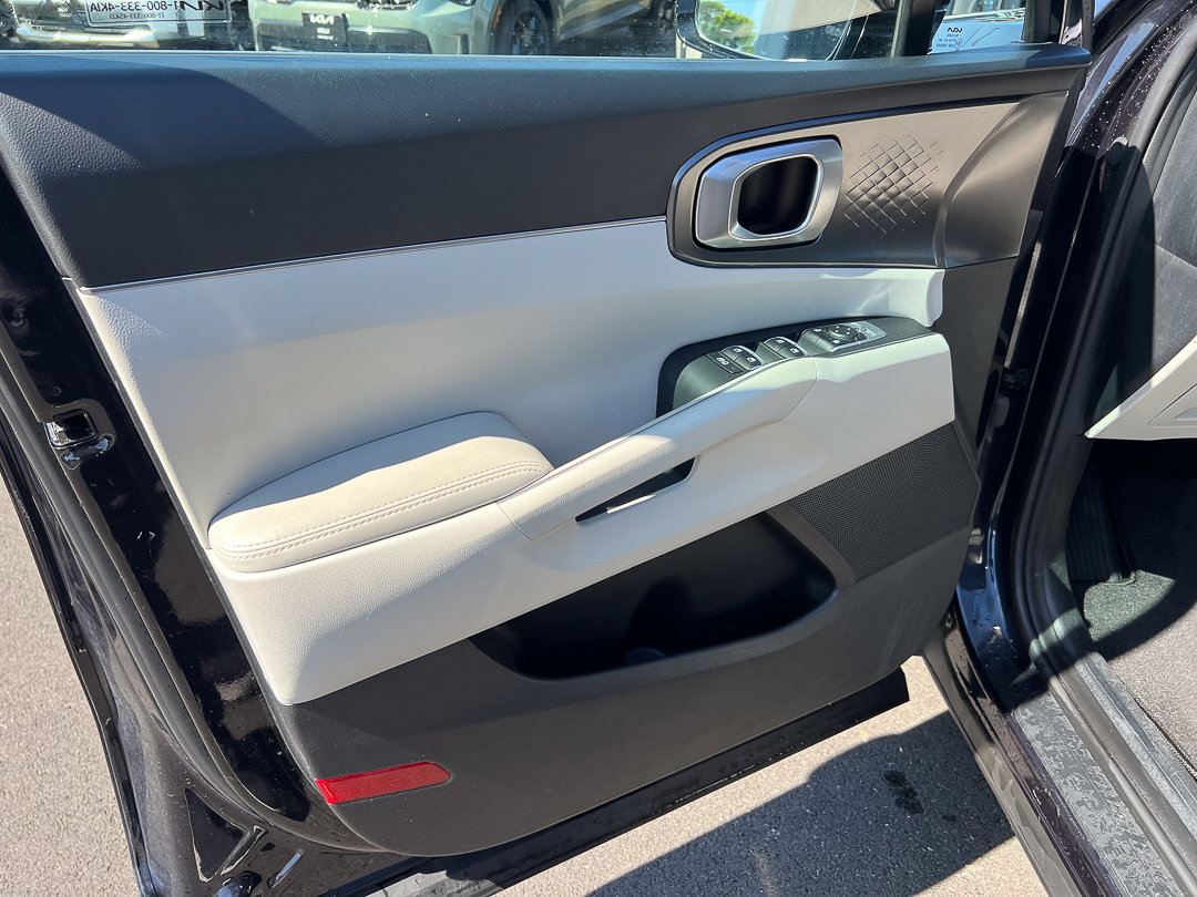 Used 2023 Kia Sorento EX AWD/4WD image 16