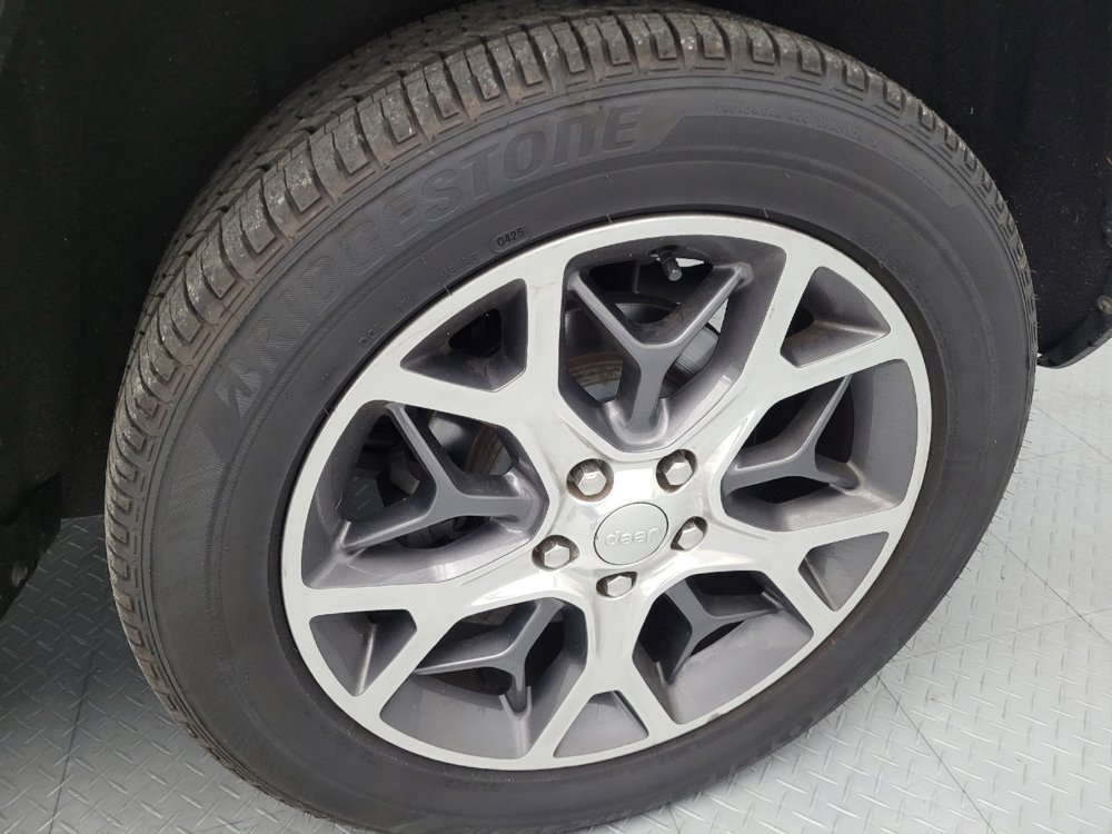Used 2019 Jeep Grand Cherokee Overland AWD/4WD image 31