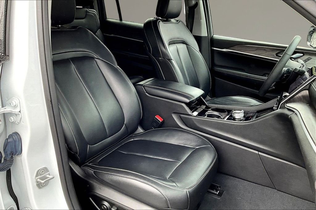 Used 2023 Jeep Grand Cherokee L Limited w/ Black Appearance Package AWD/4WD image 30