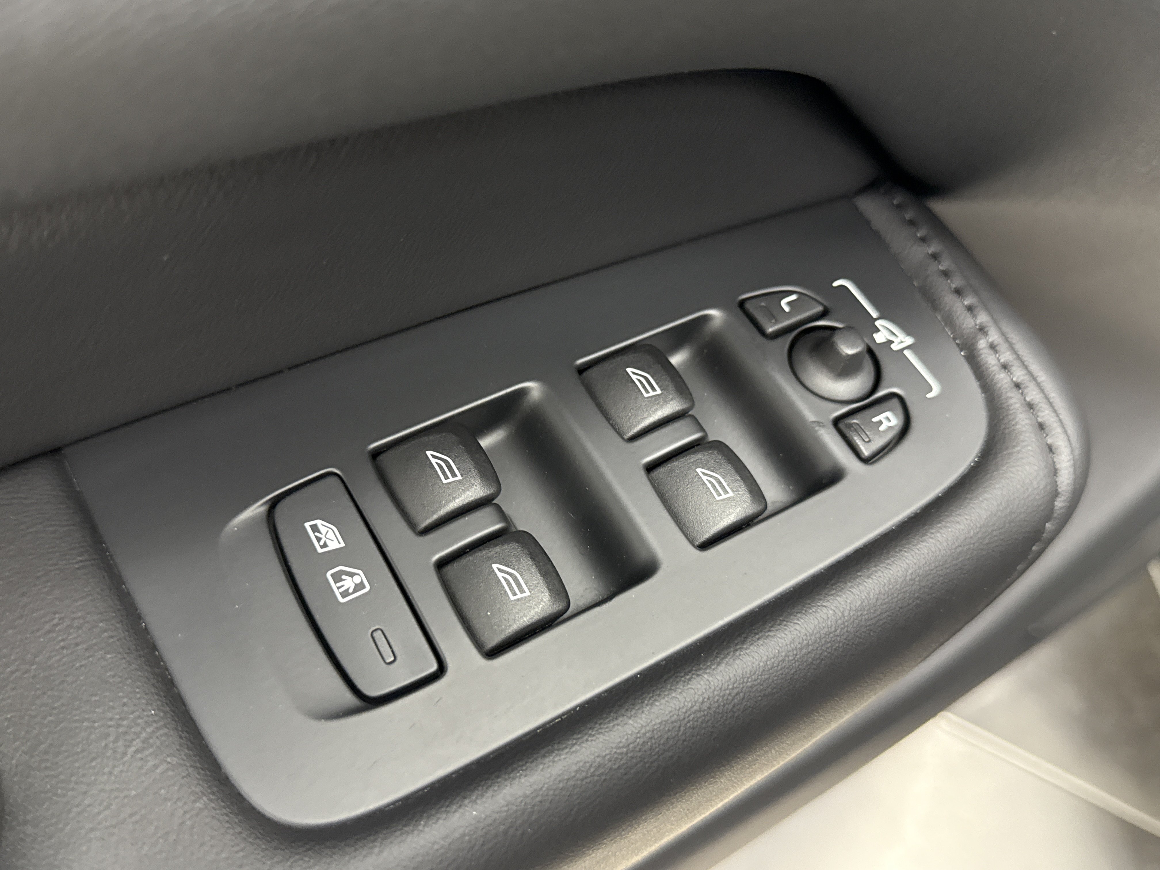 Certified 2023 Volvo XC60 B5 Plus w/ Climate Package FWD image 11